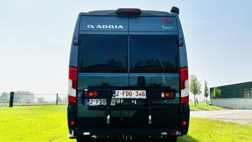 Twin Explorer SLB Luxe Fiat 140 AT9V 3,5T Automaat – 2p Adria Mobil bus uit 2024