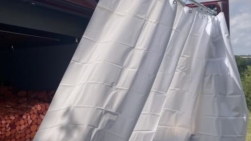 Little Red Devil  – 3p Peugeot bus uit 2020