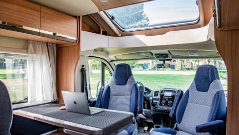Sky Wave 700 MEG – Luxury automatic semi-integrated camper for 4p with Airco!