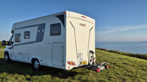 Camper 1 – Spacious and luxurious 6-person camper incl. PlayStation 4