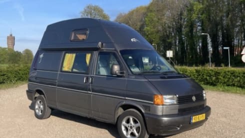 “De Dromedaris” –  VW T4 Multivan raised