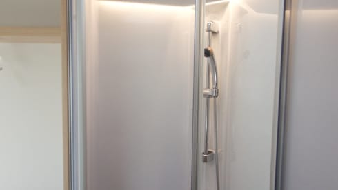 Sunlight T65 – Très beau camping-car Sunlight spacieux pour 4 personnes de 2023, beaucoup d'espace de rangement.