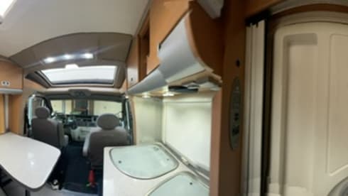 Halbintegrierter Camper von Knaus für 3 Personen