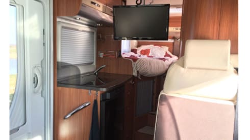 Modern Camper, automatic with air conditioning, TV and bicycle lift💪 fully equipped!