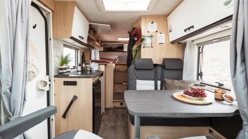 Luxe Sunlight V66 Adventure, semi-integrated camper