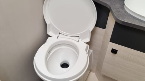 Kampergeluk – Beleef jouw uniek avontuur met onze 4-persoons automaat camper