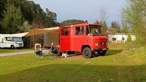Brandy – Classic Fire Department Mercedes-Benz campervan from 1980