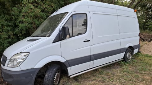 Zweisitziger Mercedes-Benz Off-Grid-Bus aus dem Jahr 2012
