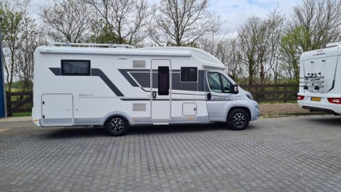 670dc – Very luxurious camper with free-standing bed and plenty of seating space