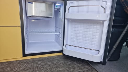 Perfecte Plek | zand – Mercedes Sprinter L2H2 (2018) - automatic | off-grid | 2 outdoor showers