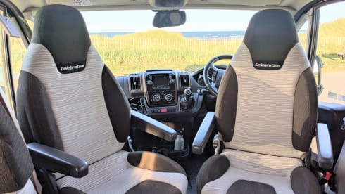 Bateau semi-intégré Swift 6 couchages de 2018