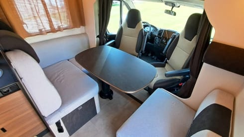King VIII – Brand new, luxurious alcove camper for 5 people