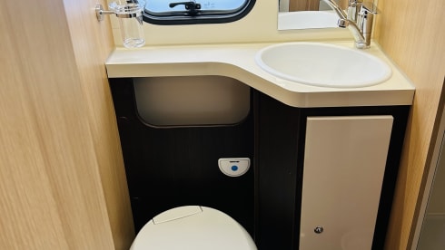 Queen Louise 2 – New luxury 6-person alcove camper