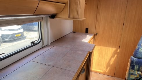 Luxury 4 person LMC - Off grid - 210 Amp - 220V - LPG cooking/heating