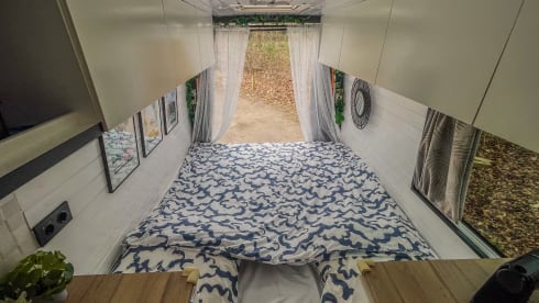 Very Spacious Luxury Off-Grid Camper – Freedom, Comfort & Adventure on Wheels!