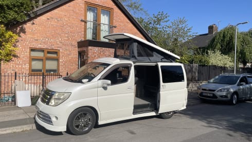 Jiggleypuff – Nissan campervan uit 2007 met 3 slaapplaatsen (klein gezin).