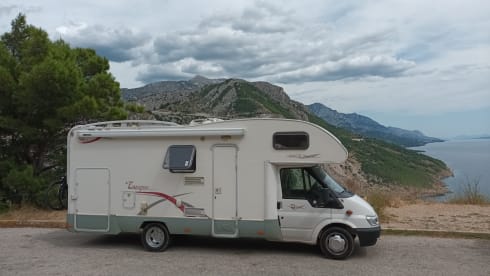 Nice 6-person alcove camper for rent