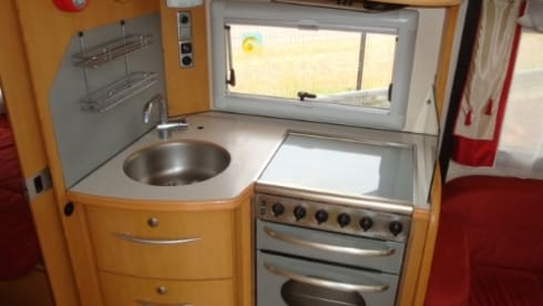 Pilote Explorateur 713 – Spacious and neat 4 person camper with 2 single beds and a 2-person pull-down bed.