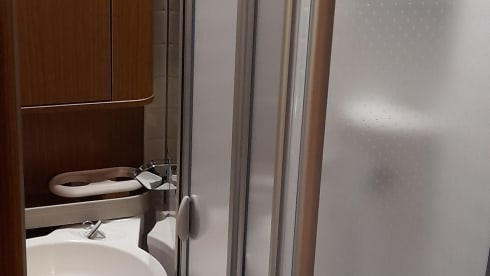 Luxury motorhome 4 persons automatic.