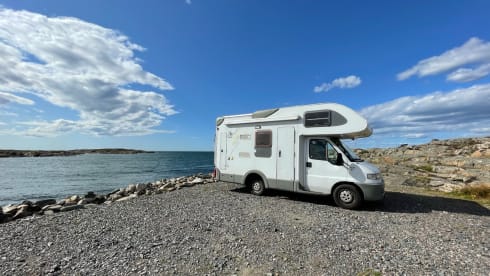 Knaussie – Wonderful compact alcove camper with 4 sleeping places