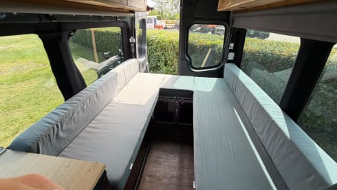 De Avonturierbus 🚐 – Zweisitziger Mercedes-Benz Bus aus dem Jahr 2010