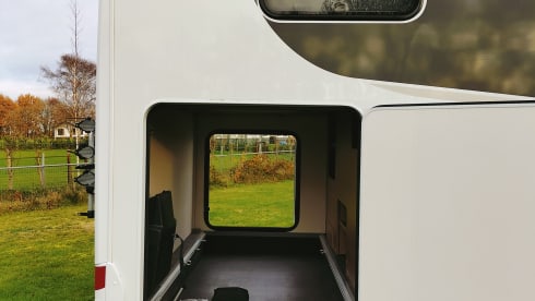 Libby – From 2022!! Good new 4 pers. camper with longitudinal beds and pull-down bed