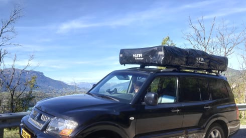 4x4 Mitsubishi Pajero with large roof tent