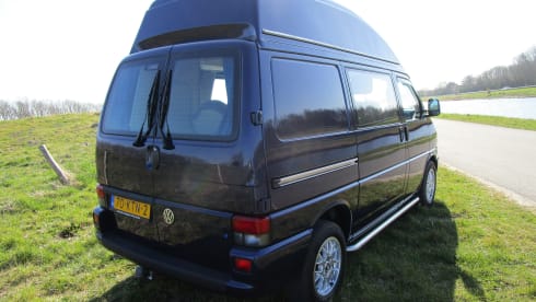 Super nice VW T4 2.5 TDI for a wonderful camper holiday.