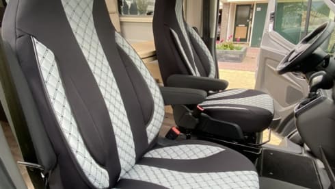 Nieuwe Camperbus Magnetic Grey – FORD LMC Innovan 590 camper van from 2024 Magnetic Gray