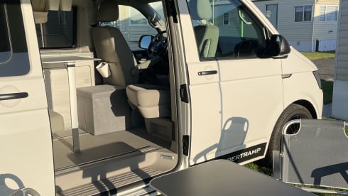Candy White Supertramp – VW California Coast 4 pers. Vending machine.