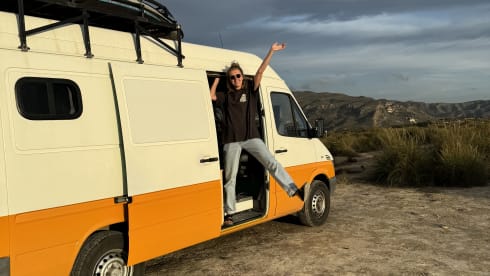 Bob – Funky 2-person off-grid sprinter with fixed bed