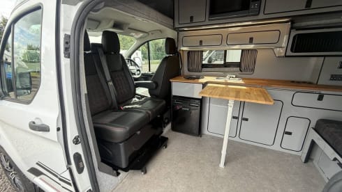 Maisie – ⭐️Luxury off grid Ford campervan⭐️