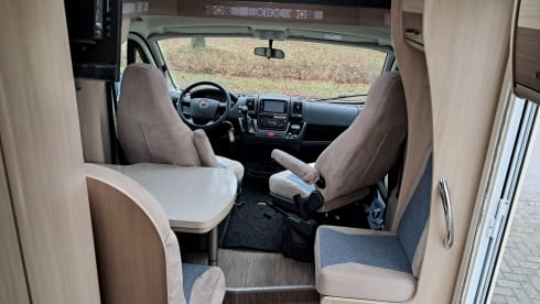 C12 – Hobby V65 Enkele Bedden Grote Garage