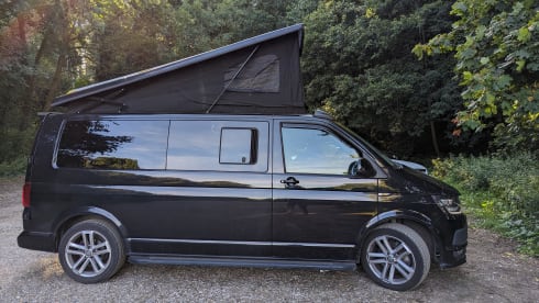 Black Beauty – 4 berth 4WD Automatic VW Transporter