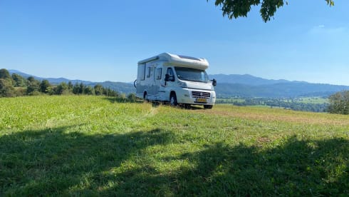 Spacious 4 person Challenger camper with queen bed