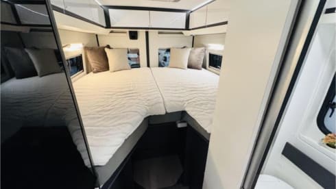 Mooie zwarte camperbus