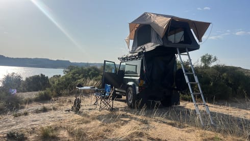 The Mail Man – Avontuurlijke Land Rover Defender 90 met nieuwe daktent en luifel