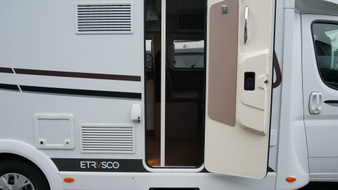 Etrusco T740, Queens- and pull-down bed, 4 sleeping- 4 seats.