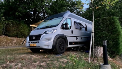 Fiat Ducato 2022 robuste avec benne longitudinale, autonome en énergie.