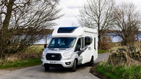 Skye – Auto-Trail 620S 2025 - Camper automatico a 2 posti letto - Completamente assicurato