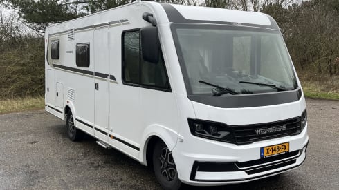 Very new and luxurious 4 person integrated camper Weinsberg CaraCore 650 MEG