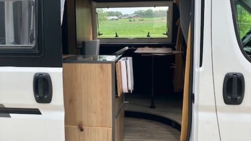 Heunie 1 – Beautiful camper van from 2017 with 2 lengthways beds