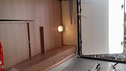 McLouis semi-integrated 4 people