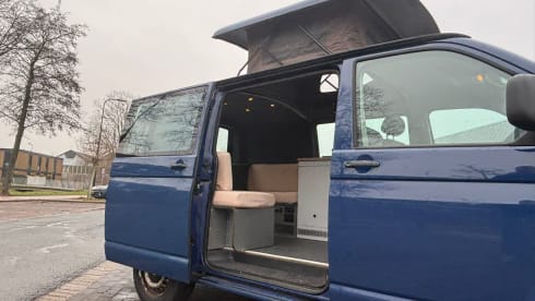 2p Volkswagen campervan uit 2003