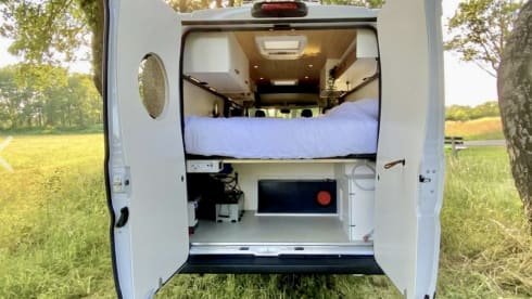 Luxurious off-grid bus from 2021 with a super atmospheric interior 