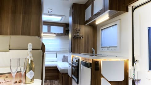 VIP 6 berth & 6 seatbelts – WiFi ✅ 2 TV's ✅ Pets ✅ Bikes ✅ Awning ✅ EU Travel ✅