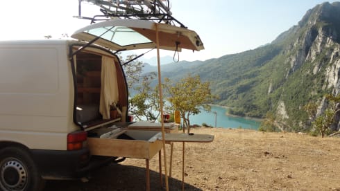 2p Volkswagen campervan uit 2003