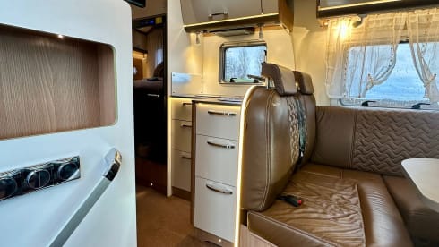 Automaat – 5p luxury camper with separate bed & electric lifting bed