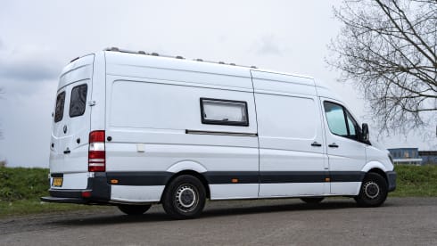 Benzie – Off grid luxury 2p Mercedes-Benz camper bus