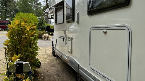 Cozy and complete 5 person camper